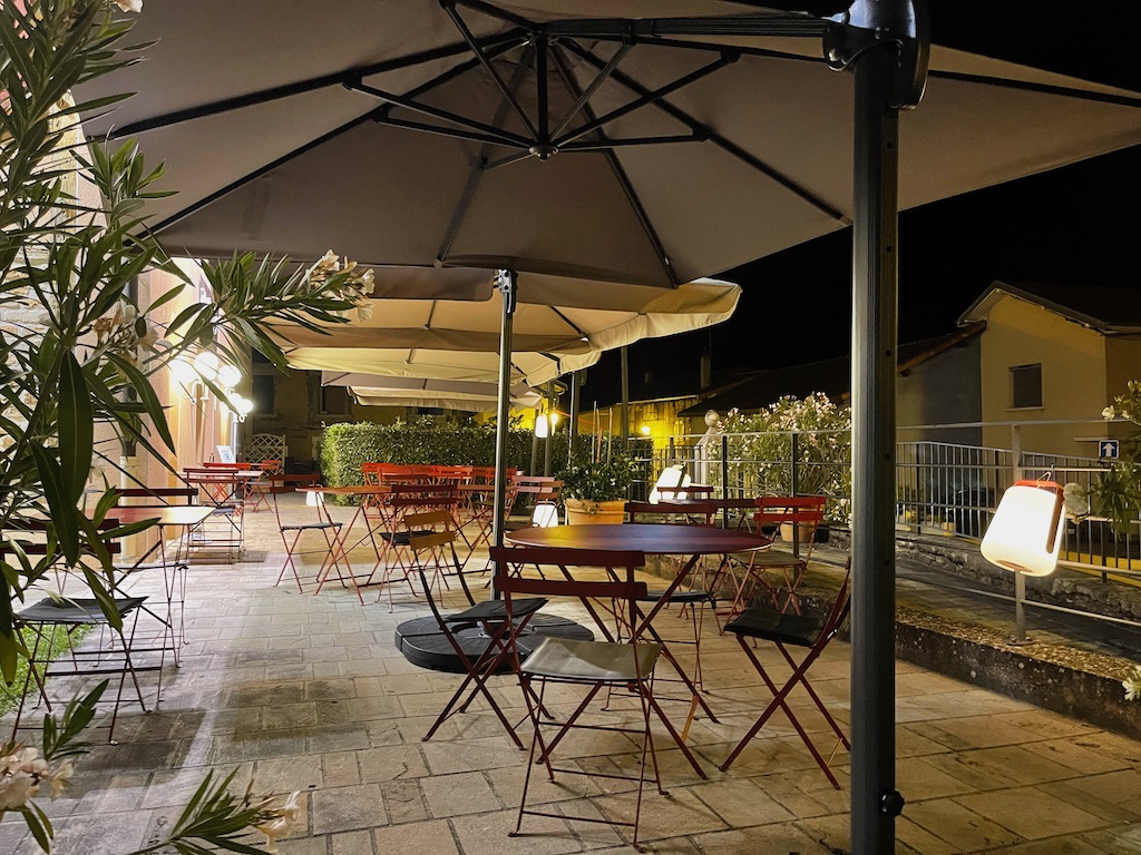 Terrasse de nuit – Mon Bon Burger Marboz