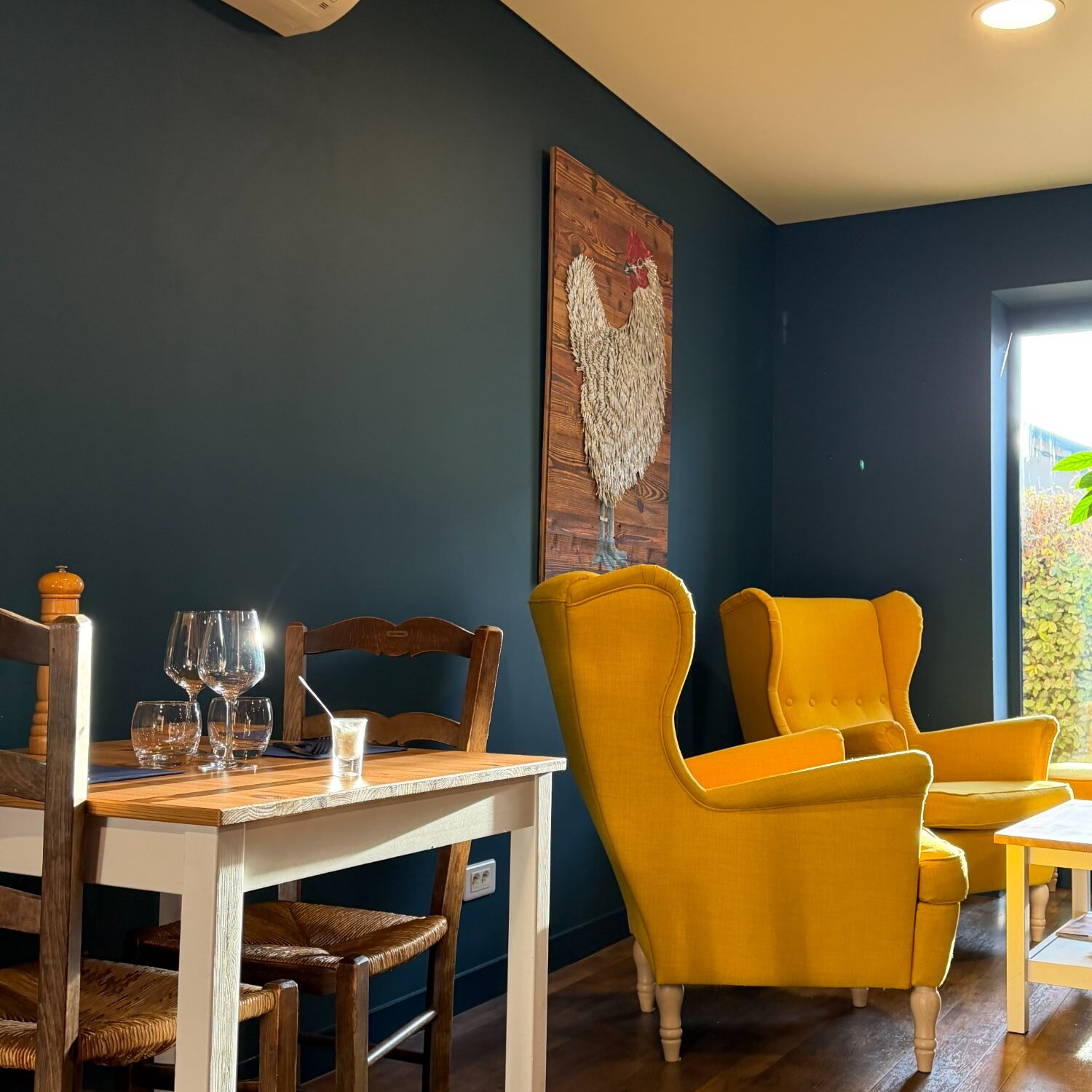 Intérieur du restaurant Mon Bon Burger – Fauteuils et décoration